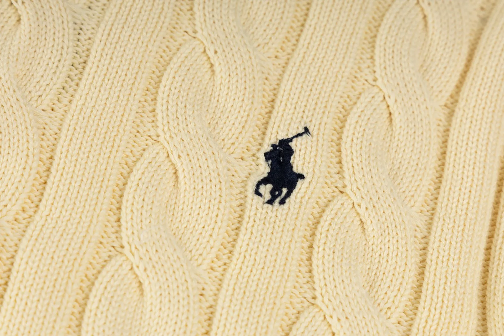P220 #R91 RALPH LAUREN Ralph Lauren fourteen colors classic small label embroidery round neck pullover cable cardigan sweater men's top, high-density LOGO embroidery on the chest, original customization of tag accessories. Made of pure cotton yarn, pure cotton is skin-friendly and comfortable, small label war horse embroidered twist button round neck sweater 🐎 high quality, follow the blogger to learn how to wear it! Let’s buy a Ralph Lauren cable sweater. It’s a super hard-to-find series after it became popular. It’s hard to find one on the official website. It’s simple and practical to wear, with a lazy and loose feel. The thickened fabric has more texture, feels soft and delicate, and has a loose fit. Whether worn alone or layered, you can wear different styles of fashion with just one piece!   Size：XS S M L Sleeve length: 59/60/61/62/63